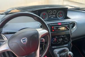 Lancia Ypsilon incidentata