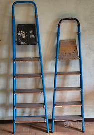 Due scale a libro in metallo blu