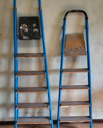 Due scale a libro in metallo blu