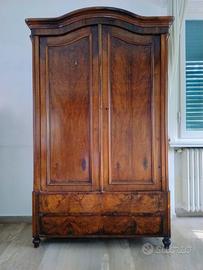Armadio antico di legno con cassetti