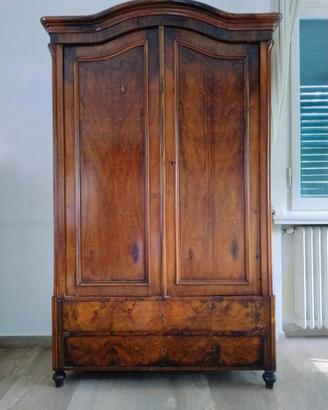Armadio antico di legno con cassetti