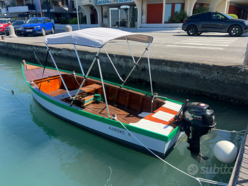 Barca in legno con motore