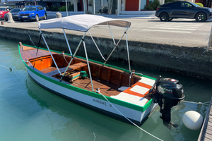 Barca in legno con motore