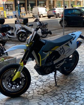 Husqvarna 701 supermoto