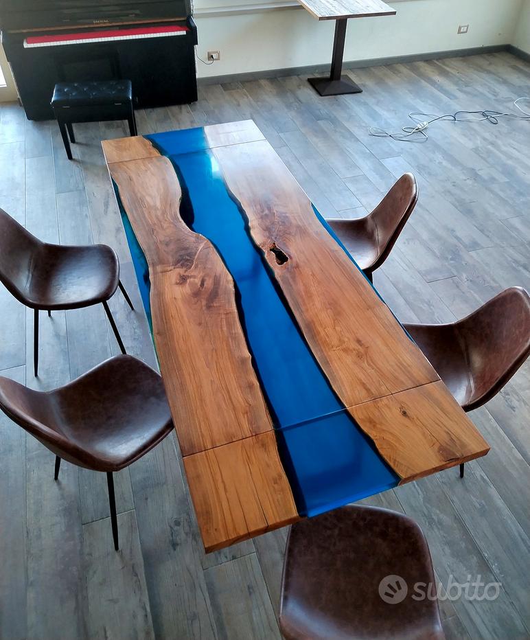 Tavolo da pranzo legno di noce e resina epossidica blu -  Italia