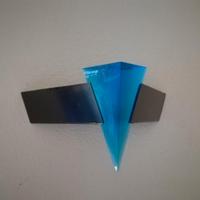 Applique con prisma blu