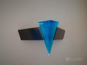 Applique con prisma blu