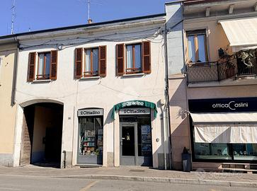 NEGOZIO A CARATE BRIANZA