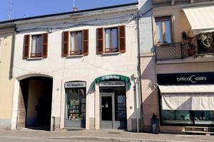 NEGOZIO A CARATE BRIANZA