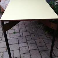 Tavolo in teak ferro ottone e piano in formica.