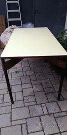 Tavolo in teak ferro ottone e piano in formica.