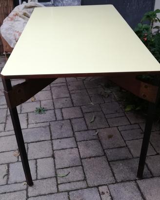 Tavolo in teak ferro ottone e piano in formica.