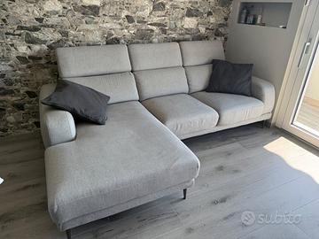 Divano grigio con penisola e sedute scorrevoli