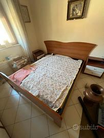Letto matrimoniale con rete più 2 comodini