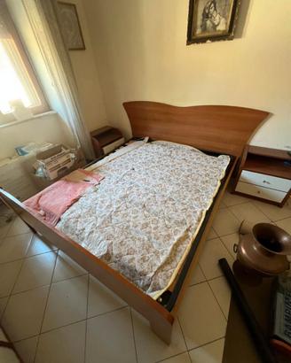 Letto matrimoniale con rete più 2 comodini