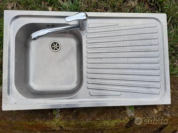 Lavello in acciaio inox con miscelatore