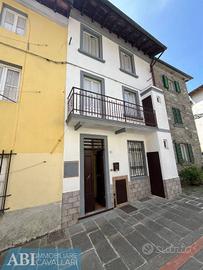 Rustico / Casale di 150 m² con più di 5 locali e b