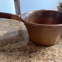 Pentola in rame  con manico in legno