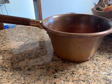 Pentola in rame  con manico in legno