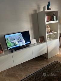 Libreria con centrale per la TV