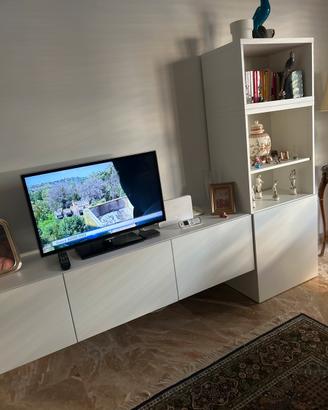 Libreria con centrale per la TV