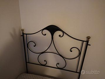 letto antico  e librerie in ferro battuto