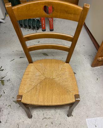 Sedia in legno con seduta in paglia intrecciata