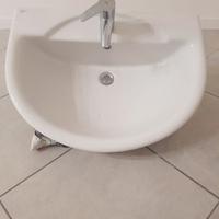 Lavandino bagno con rubinetto