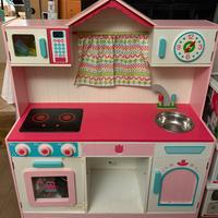 Cucina rosa in legno per bambini