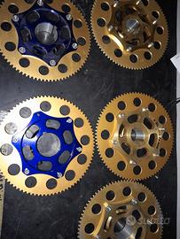 tuta scarpe e corone