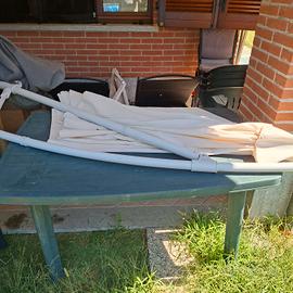 ombrellone da esterno con piantana e mattonelle 