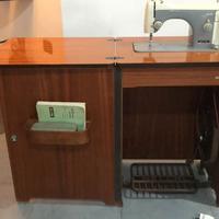 Macchina da cucire vintage NECCHI