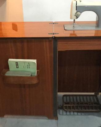 Macchina da cucire vintage NECCHI