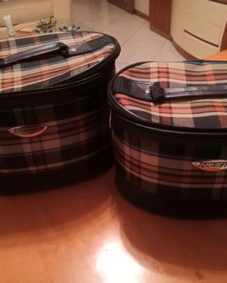 Coppia di beauty-case da viaggio.