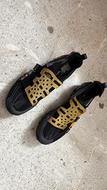 Scarpa ciclismo con attacchino n. 37