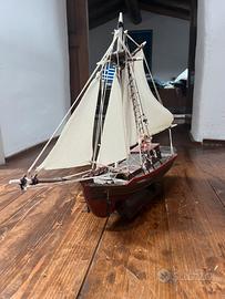 Modellino barca vela bandiera greca