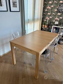 Tavolo il legno chiaro estendibile