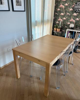 Tavolo il legno chiaro estendibile