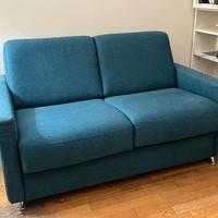 Elegante divano letto con comodo materasso