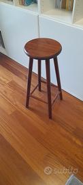 Tavolino da salotto e 2 sgabelli alti.