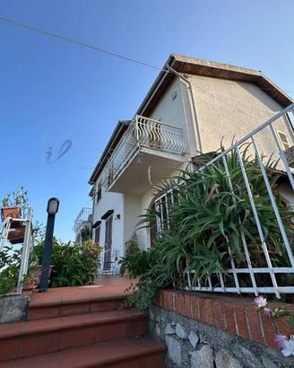 Villa di 135 m² con 3 locali e box auto a Boissano