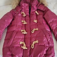 Piumino con cappuccio staccabile.