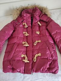 Piumino con cappuccio staccabile.