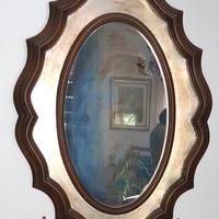 Specchio ovale con cornice in legno