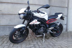 Triumph Street Triple 765 R del 2018 passaggio inc