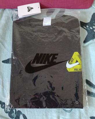 T-shirt Nike  Palace nera