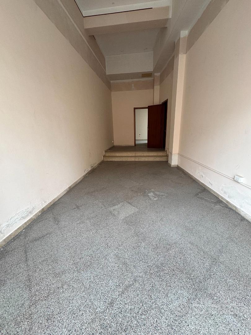 Avola Via Napoli: Locale C/1 125 mq 3 Ingressi - Altro