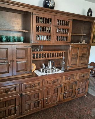 Imponente credenza in legno massello scuro