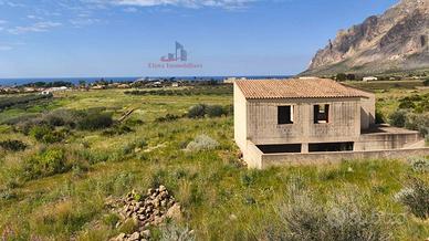 Villa di 240 m² con 5 locali e box auto a Custonac