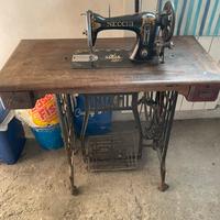 Macchina da cucire necchi